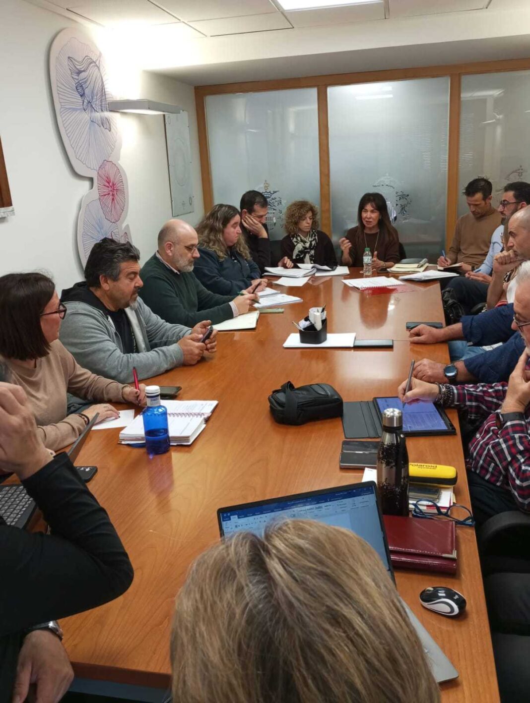 Il Consiglio comunale di Orihuela avvia le trattative per un nuovo contratto collettivo per la gestione dei rifiuti urbani e la pulizia delle strade fino al 2030 e annuncia 73 posti di lavoro vacanti per operatori e autisti.