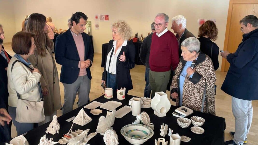 Il sindaco di Torrevieja, Eduardo Dolón, insieme all'assessore agli anziani Inmaculada Montesinos e ad alcuni membri del governo municipale, hanno inaugurato questa mattina la mostra di ceramica “Chakra: arte ed energia” presso il Centro Culturale Virgen del Carmen.