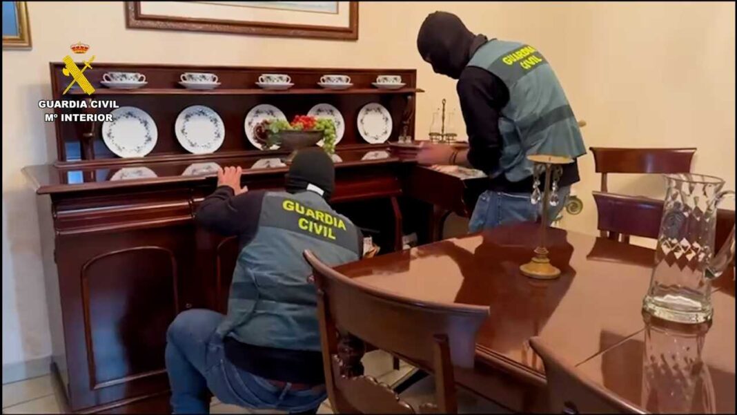 A major cocaine trafficking network linked to the notorious “Risitas” clan has been smashed in a massive police operation—ending with 20 arrests across southern Spain.