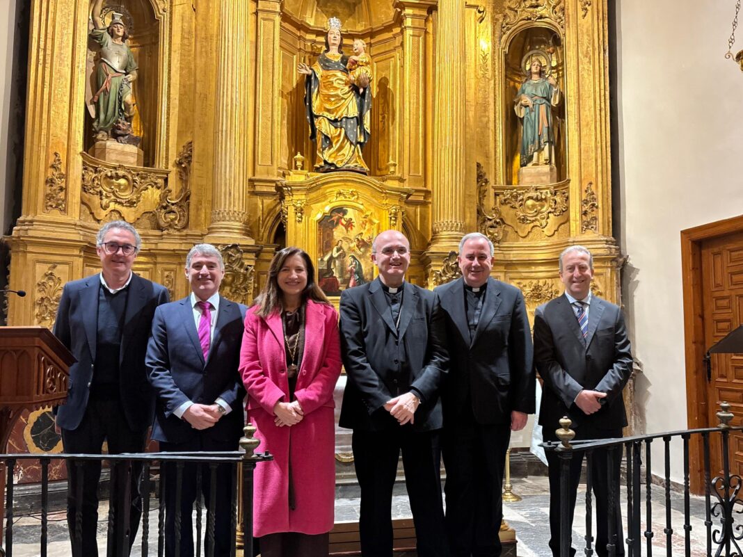 La ville d'Orihuela a retrouvé l'un de ses espaces historiques les plus précieux avec la réouverture de la chapelle de communion restaurée de l'église des Saintes Juste et Rufina, qui était restée fermée pendant une vingtaine d'années en raison de sa détérioration structurelle.