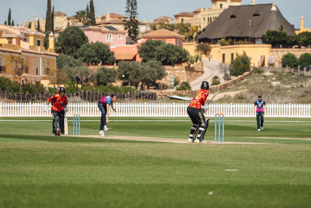 Der Desert Springs Cricket Ground erlebte in letzter Zeit eine außergewöhnliche Aktivität, da er eine herausragende Reihe englischer First-Class-County-Mannschaften und Profiteams beherbergte, während die Vorbereitungen für die nationale Saison 2026 intensiviert wurden.