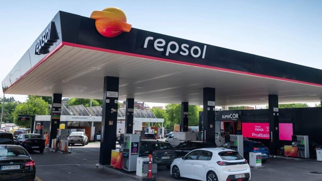 Tankstationmedewerkers in heel Spanje plannen een staking tijdens het drukke lange weekend in mei, een actie die de reisplannen van duizenden automobilisten aanzienlijk zou kunnen verstoren.