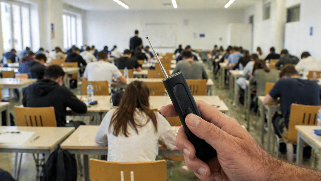 Die Fakultät der Universität Alicante verstärkt ihre Bemühungen zur Bekämpfung von akademischem Betrug bei Präsenzprüfungen und setzt dabei Funkfrequenzdetektoren zur Identifizierung unautorisierter elektronischer Geräte ein.
