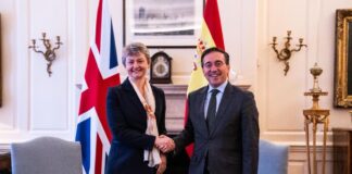 Spanje viert Gibraltar-akkoord ondanks uitstel van lancering In een bericht op sociale media zei Albares dat de overeenkomst zou helpen om fysieke barrières aan de grens te verwijderen en de broodnodige zekerheid te bieden aan de duizenden grensarbeiders die tussen Gibraltar en Campo de Gibraltar reizen.
