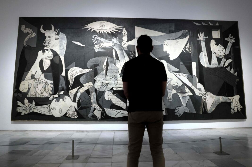 Spania står overfor en ny politisk og kulturell konflikt om krav om å flytte Picassos Guernica fra Madrid til Bilbao i anledning 90-årsjubileet for bombingen som inspirerte maleriet. Mens baskiske ledere sier at flyttingen ville være en passende hyllest, insisterer Madrid og museumsrepresentanter på at kunstverket er for skjørt til å reise.
