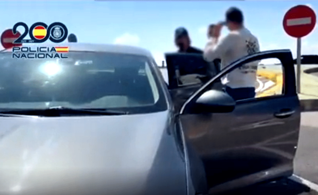 Agenten van de Policía Nacional hebben afgelopen donderdag (26 maart) een grootschalige actie ondernomen, genaamd Operatie Iocus, waarbij het trio werd gearresteerd dat ervan wordt beschuldigd in minstens acht afzonderlijke overvallen voor meer dan €50,000 aan sieraden te hebben gestolen.
