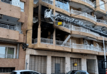 New fire in Central Torrevieja on Avenida de la Purísima The incident occurred at a first-floor apartment on Calle Virgen de la Paloma. Flames and thick smoke were clearly visible from the street, with the fire spreading from the balcony and causing damage to part of the building’s façade.