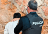 Spectaculaire achtervolging langs de kust eindigt met arrestatie bij Cabo Roig. Volgens de lokale politie zou de verdachte een slachtoffer met een mes hebben bedreigd, mishandeld en verwond na een privéruzie tussen de twee. Hij wordt ook beschuldigd van afpersing tijdens het incident.