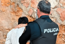 Dramatic Coastal Chase Ends in Arrest at Cabo Roig According to Local Police, the suspect allegedly threatened a victim with a knife, assaulted them and caused injuries following a private dispute between the two. He is also accused of extortion during the incident.