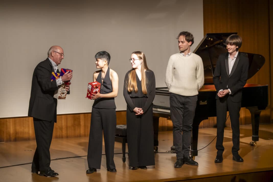 More than sixty guests attended the Valencian Freemasons Provincial Piano Recital on Saturday evening at Espai La Senieta, where an exceptional programme of classical music was delivered by four rising young musicians under the guidance of renowned pianist and Professor István Székely of Katarina Gurska School of Music in Madrid and the Franz Liszt Centre for Gifted Pianists in Nucia.