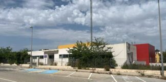 Après des années de fermeture, Orihuela lance enfin un appel d'offres pour les réparations du centre civique Ramón de Campoamor La réouverture du centre Ramón de Campoamor est prévue depuis longtemps, mais les progrès ont été lents et intermittents, les annonces répétées ne se traduisant pas par des résultats concrets.
