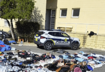 SCANDALE POLICIÈRE SUR LE FRONT DE MER DE TORREVIEJA : UN HOMME, INTIMID PAR LE REGARDATEUR, CRÈVE LES PNEUS DE 4 VOITURES DE PATROUILLE Un policier a sorti son arme lors d'une confrontation terrifiante sur le front de mer bondé de Torrevieja après qu'un homme armé d'un couteau, surnommé « Looky Looky », aurait crevé les quatre pneus d'une voiture de patrouille avant de se retourner contre les policiers.