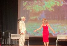 Crescendo Music meets Drama in Los Montesinos Crescendo International Choir sang in a Spanish play El hombre del banco (The man on the bench) Saturday evening 25 April before a packed auditorium at Los Montesinos School of Music and Culture.