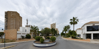 Chaos estival des travaux à Campoamor en raison des retards accumulés dans les infrastructures Le conseil municipal d'Orihuela a attribué un contrat de 883 179 € à Zaplana Caselles pour la réfection de la Calle Miguel de Cervantes, l'une des principales artères résidentielles du quartier.
