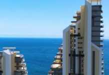 Deux ouvriers meurent dans l'effondrement d'un échafaudage à Benidorm ; la ville décrète une journée de deuil. Deux ouvriers du bâtiment, âgés de 26 et 45 ans, sont décédés après l'effondrement d'un échafaudage d'un immeuble de grande hauteur à Benidorm, ce qui a incité les autorités locales à déclarer une journée de deuil officiel.