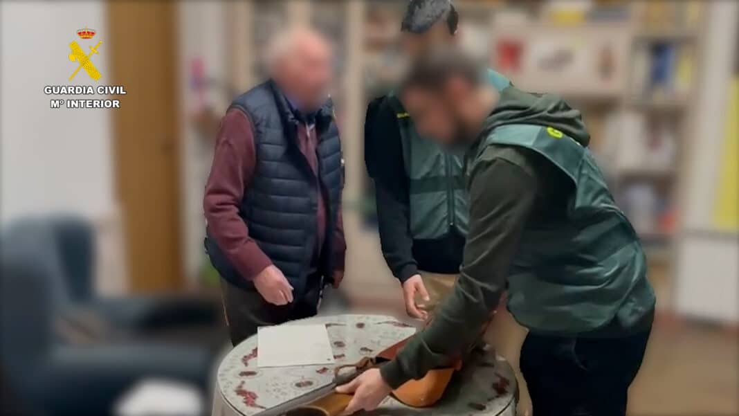 Drie mannen van 28, 33 en 39 jaar zijn gearresteerd in verband met een inbraak in een landhuis in Hondón de los Frailes, waarbij een vuurwapen en andere waardevolle spullen werden gestolen.