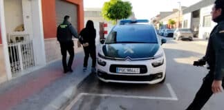 Dolores arresteert lid van een smishingbende die slachtoffers in heel Spanje oplichtte. De Guardia Civil heeft in Dolores een 32-jarige man gearresteerd die ervan wordt beschuldigd drie fraudegevallen te hebben gepleegd met behulp van 'smishing' – phishing via sms-berichten waarbij banken worden nagebootst om financiële gegevens van slachtoffers te bemachtigen. De oplichtingspraktijken, die worden onderzocht onder zaaknummer Nodo_26, hebben gezamenlijk een schade van meer dan € 2,000 veroorzaakt.