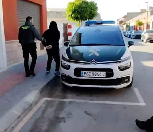Dolores arresteert lid van een smishingbende die slachtoffers in heel Spanje oplichtte. De Guardia Civil heeft in Dolores een 32-jarige man gearresteerd die ervan wordt beschuldigd drie fraudegevallen te hebben gepleegd met behulp van 'smishing' – phishing via sms-berichten waarbij banken worden nagebootst om financiële gegevens van slachtoffers te bemachtigen. De oplichtingspraktijken, die worden onderzocht onder zaaknummer Nodo_26, hebben gezamenlijk een schade van meer dan € 2,000 veroorzaakt.