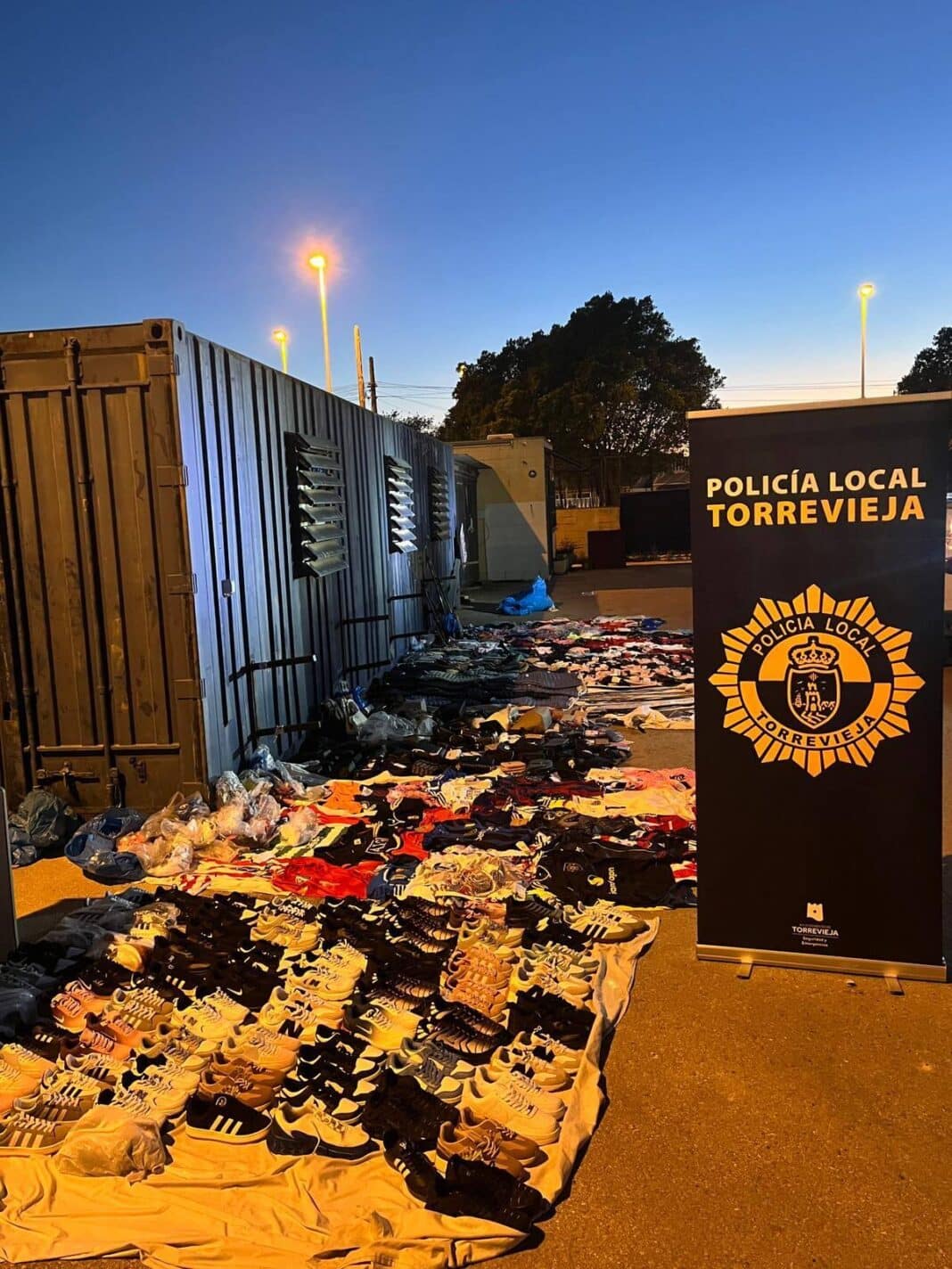 The operation was carried out on the promenade at Playa del Cura, one of the town’s busiest coastal areas, which has seen a surge in visitors over the Easter period.