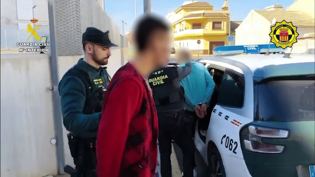 Cei doi bărbați au fost acum aduși în fața Secției de Investigare a Tribunalului de Primă Instanță din Orihuela. Un judecător a dispus eliberarea lor pe cauțiune, cu măsuri precauționale în așteptarea procesului.