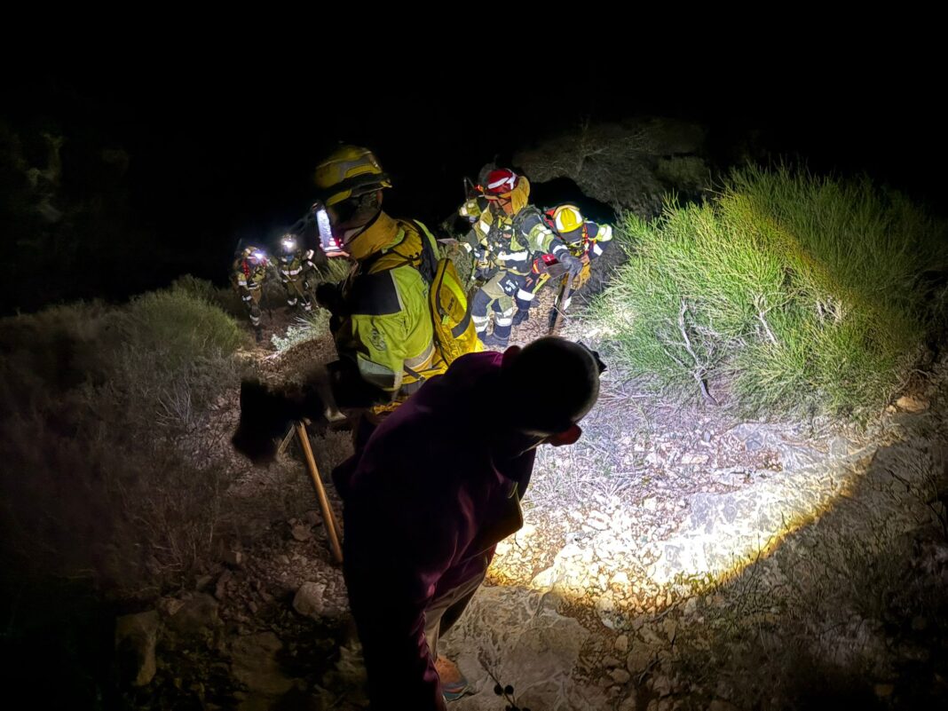 The blaze erupted late Tuesday night near the Cruz de la Muela area, close to the Montepinar residential development, raising concern among residents. However, a rapid response from emergency services prevented the situation from escalating.