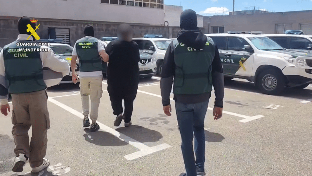 The Guardia Civil has dismantled two major drug distribution points in Torrevieja, arresting 17 people and seizing drugs, weapons and cash in a coordinated operation targeting heroin and cocaine trafficking.