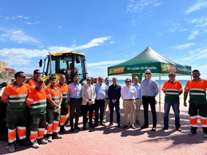 The machinery, incorporated by the public company Servicio de Gestión Medioambiental de Orihuela (SGM), was presented by mayor Pepe Vegara, Infrastructure councillor Víctor Valverde and Coast councillor Manuel Mestre.