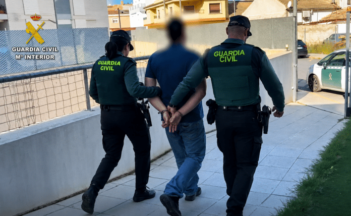 Investigators quickly focused on people close to the victim. As inquiries progressed, officers identified a couple who had lived in Rojales for years and who also ran a local consultancy aimed at foreign residents.
