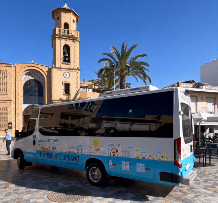 The new route links Mil Palmeras, Torre de la Horadada, El Mojón, Pilar de la Horadada and Pinar de Campoverde, with a total of 22 stops. The service will cost the municipal budget €488,000 over five years.