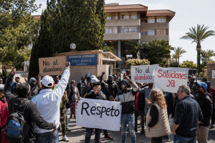 The protest began at around 8:30 a.m. outside the hotel, where the group initially blocked access to staff from Fundación Cepaim, the NGO responsible for monitoring their situation and assisting with administrative procedures in Spain.