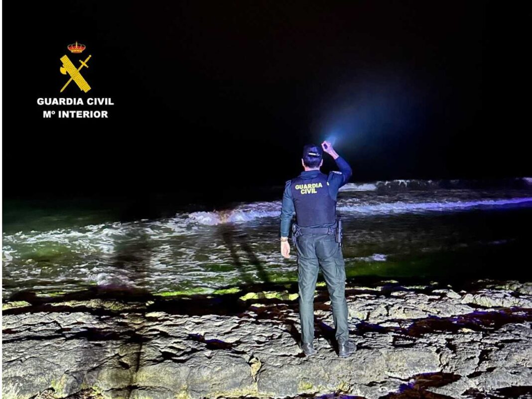 A young woman has been rescued by the Guardia Civil after becoming trapped in rough seas off Torrevieja’s rocky coast.