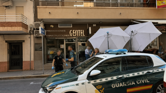 The Civil Guard is investigating an incident on Calle Moriones in Torrevieja in which two men were seriously injured with a knife following an apparent dispute during the handover of house keys