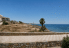 Mil Palmeras: de vergeten kustlijn van Orihuela Costa De kuststrook ten zuiden van Barranco Rubio, tussen Campoamor en Mil Palmeras, blijft afgesneden van de rest van Orihuela Costa, zonder behoorlijke wegverbinding, met slechte toegang voor voetgangers en een onveilig pad langs de klif dat grotendeels verwaarloosd is.