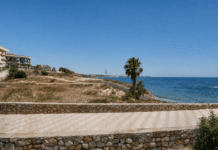 Mil Palmeras: Orihuela Costa’s Forgotten Coastline The coastal strip south of Barranco Rubio, between Campoamor and Mil Palmeras, remains cut off from the rest of Orihuela Costa, with no proper road connection, poor pedestrian access and an unsafe cliffside path that has been left largely unmaintained.
