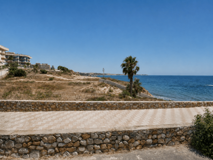 The coastal strip south of Barranco Rubio, between Campoamor and Mil Palmeras, remains cut off from the rest of Orihuela Costa, with no proper road connection, poor pedestrian access and an unsafe cliffside path that has been left largely unmaintained.