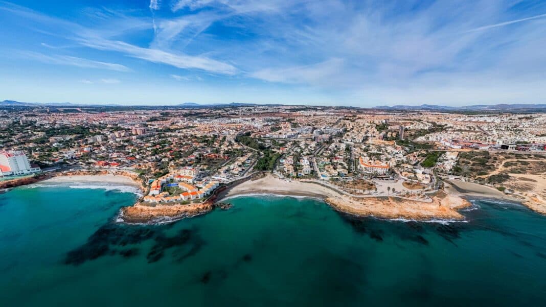 The study, carried out during the 2025 high season, gives Orihuela’s beaches an overall user satisfaction score of 67.72 out of 100. This marks a significant decline compared with previous years. In 2009, satisfaction stood at 83.1%, while the highest rating recorded over the last 17 years was 90% in 2021.
