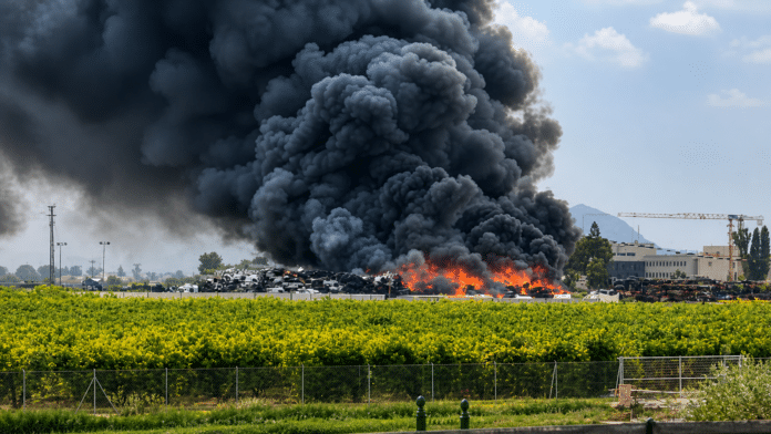 De brand ontstond langs de weg tussen Orihuela en Almoradí en leidde tot een snelle reactie van de brandweerlieden uit beide gemeenten. Het incident vond plaats op slechts 400 meter van het regionale ziekenhuis Vega Baja in San Bartolomé, een wijk van Orihuela.