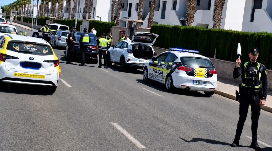 La police locale d'Orihuela a intensifié sa campagne contre les services de covoiturage non autorisés à la suite d'une opération d'inspection qui a permis de contrôler 21 véhicules, de procéder à deux arrestations, de mettre un véhicule en fourrière et de déposer plusieurs plaintes administratives.