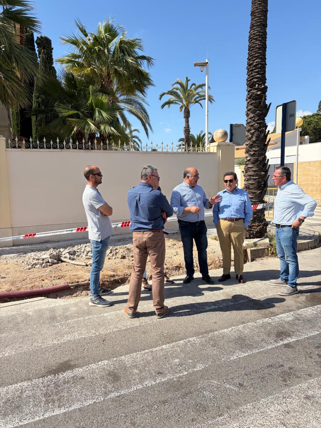 Orihuela’s Infrastructure councillor, Víctor Valverde, visited the works alongside Coast councillor Manuel Mestre to review progress on the project, which represents an investment of almost €200,000.