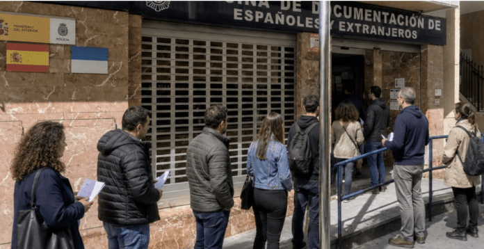 Il portavoce Pablo Samper ha dichiarato che l'ufficio serve una città con oltre 100,000 residenti, il cui numero aumenta significativamente durante gran parte dell'anno a causa del turismo e dei residenti temporanei, ma le risorse non sono riuscite a tenere il passo.