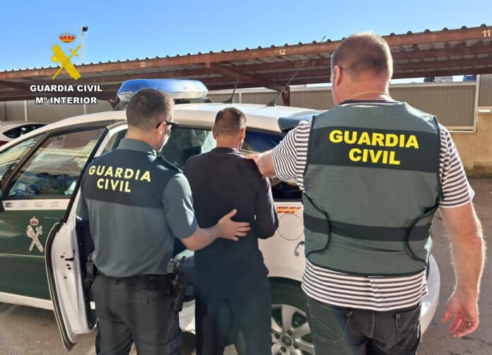 The Guardia Civil has arrested two men after they were allegedly caught fleeing the scene of a burglary at a restaurant in La Manga del Mar Menor, Cartagena.