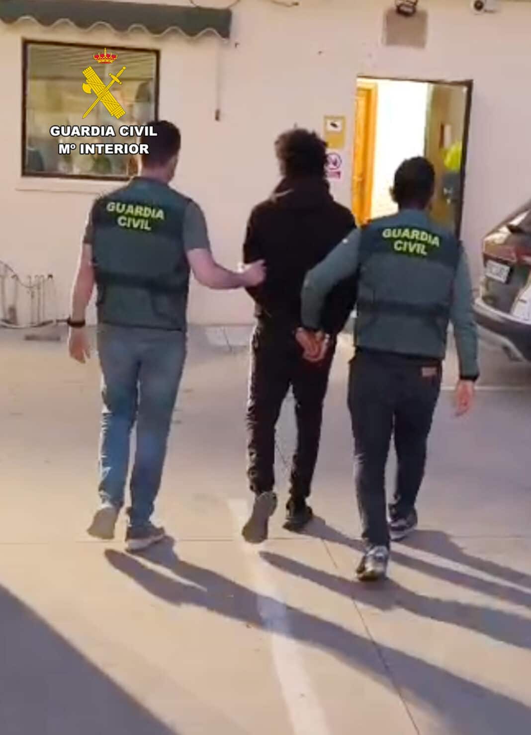 Guardia Civil har, i samarbete med Torre Pacheco Local Police, gripit fyra unga misstänkta, varav en minderårig, efter en brutal misshandel av en lokalinvånare efter en trafikolycka i staden.