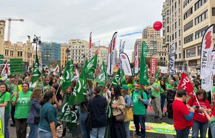 The demonstration took place almost simultaneously with similar protests in Valencia and Castellón, keeping pressure on the regional government amid an unresolved dispute over pay and working conditions in public education.