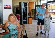 VETERANS PARADE THEIR LUNCHING SKILLS FOR ARMED FORCES DAY Following the lunch, Jean Heald presented €200 to Geoff Youngs, representing the San Obrero Children’s Home in Orihuela. The money had been raised through previous Levante Veterans lunches