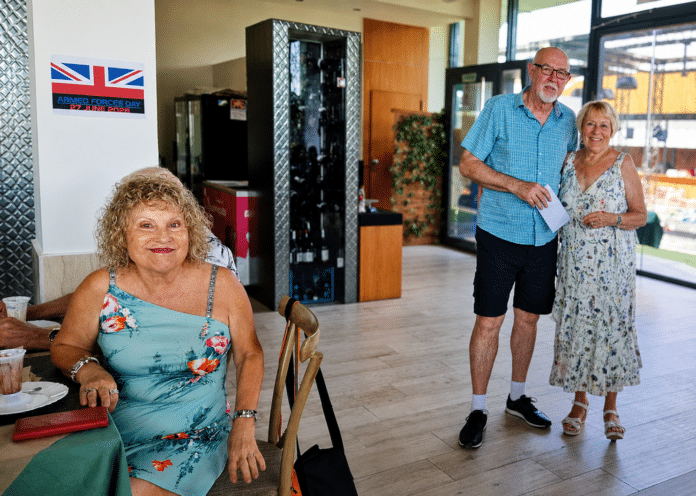 Tras el almuerzo, Jean Heald entregó 200 € a Geoff Youngs, en representación del Hogar Infantil San Obrero de Orihuela. El dinero se había recaudado a través de anteriores almuerzos de veteranos del Levante.