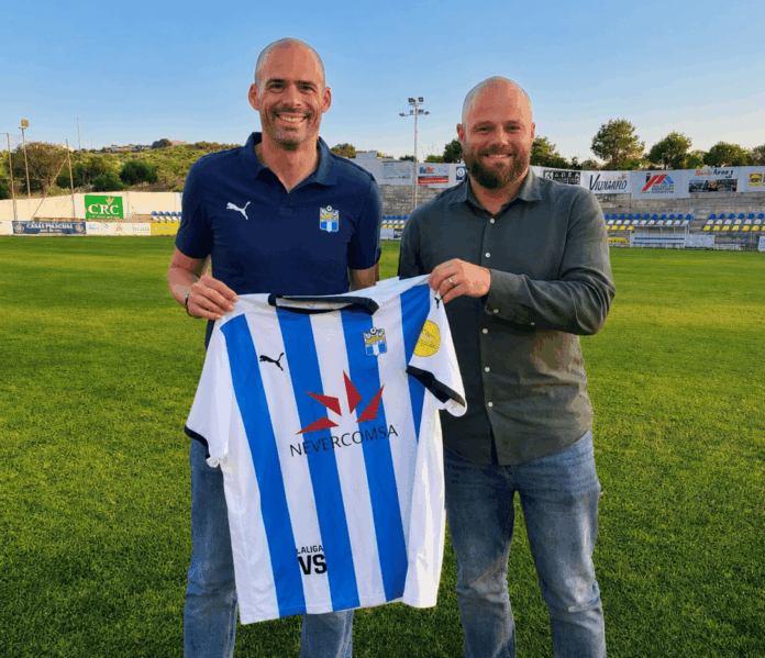 Nouveau directeur de Thader, José Antonio Gil Le travail le plus remarquable de Gil ces dernières années a été son passage de trois saisons à la tête du SC Torrevieja. Il a supervisé une période de développement très fructueuse pour le club, obtenant deux promotions et contribuant à faire de Torrevieja l'une des équipes phares du football valencien.