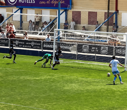 Torrevieja sichert sich Aufstieg mit einem sensationellen Play-off-Sieg in Benidorm Der SC Torrevieja CF sicherte sich den Aufstieg in die Tercera RFEF mit einem überragenden 3:1-Sieg gegen CF Benidorm im Rückspiel des Play-off-Finales vor ausverkauftem Haus im Estadio Guillermo Amor.