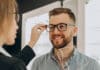 Comment choisir les bonnes lunettes de lecture Les lunettes de lecture sont un accessoire indispensable au quotidien pour de nombreuses personnes, facilitant la lecture des livres, des menus, des écrans numériques et des documents papier.