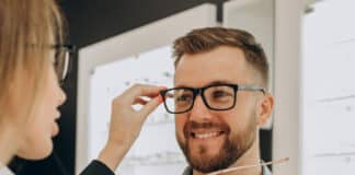 Cómo elegir las gafas de lectura adecuadas Las gafas de lectura son un accesorio esencial para muchas personas, ya que facilitan la lectura de libros, menús, pantallas digitales y documentos.