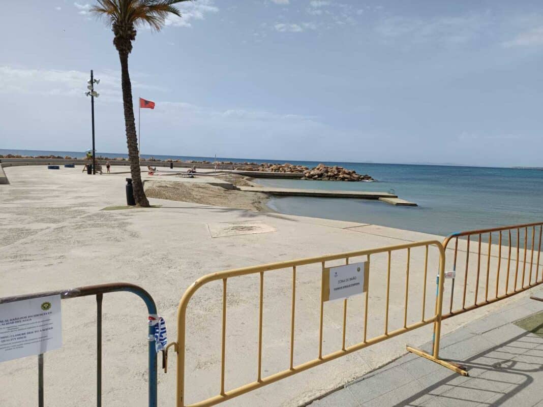 La municipalité de Torrevieja a rouvert les piscines naturelles et les zones de baignade rocheuses le long de la promenade Juan Aparicio après que de nouveaux tests ont confirmé que l'eau de mer répondait à nouveau aux normes de sécurité légales.